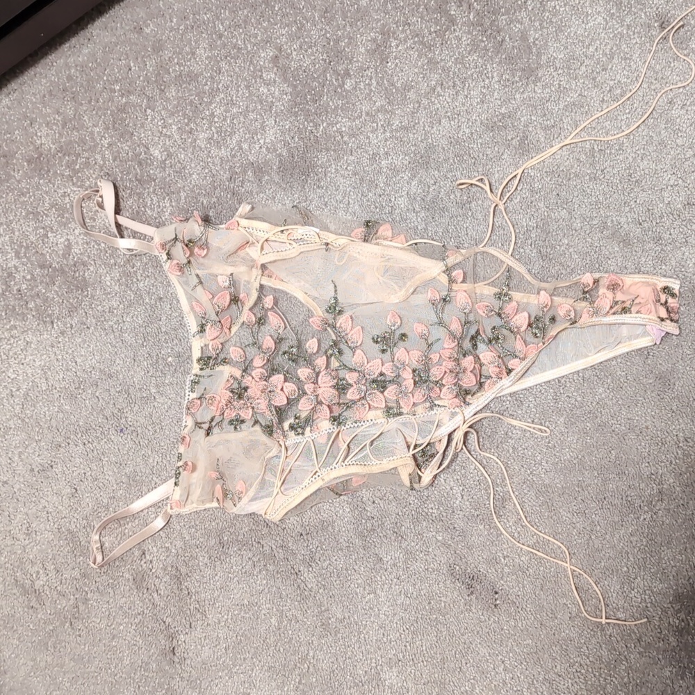 🛍️ Light Pink Mesh Floral Bodysuit